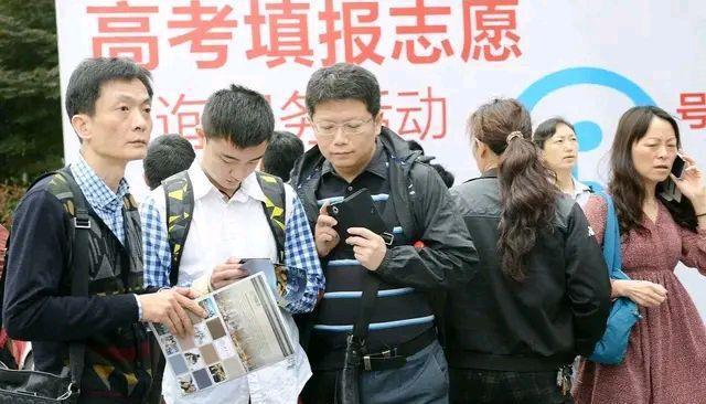 民辦本科vs公辦?？?高考分?jǐn)?shù)過(guò)本科線后的十字路口抉擇